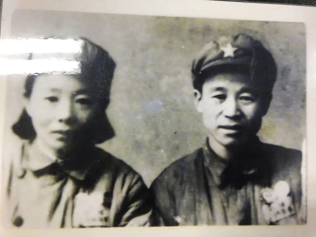 刘文治（左一）
