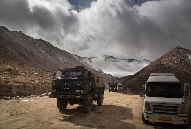 一辆印度军用卡车在拉达克穿越离实际控制线很近的常拉山口