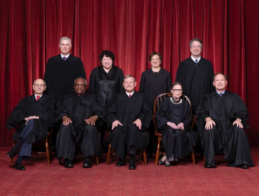 2018年美国最高法院9名大法官合影（图源：美国最高法院官网）