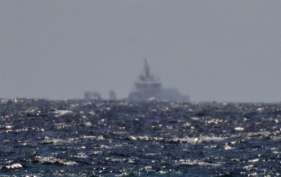 台湾东部海域26日清晨发现1艘运输舰。(图源:台湾中时新闻网)