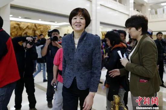 资料图:2013年4月25日,中国国家体育总局排球运动管理中心正式宣布郎平担任新一届中国女排主教练。中新社发 富田 摄1