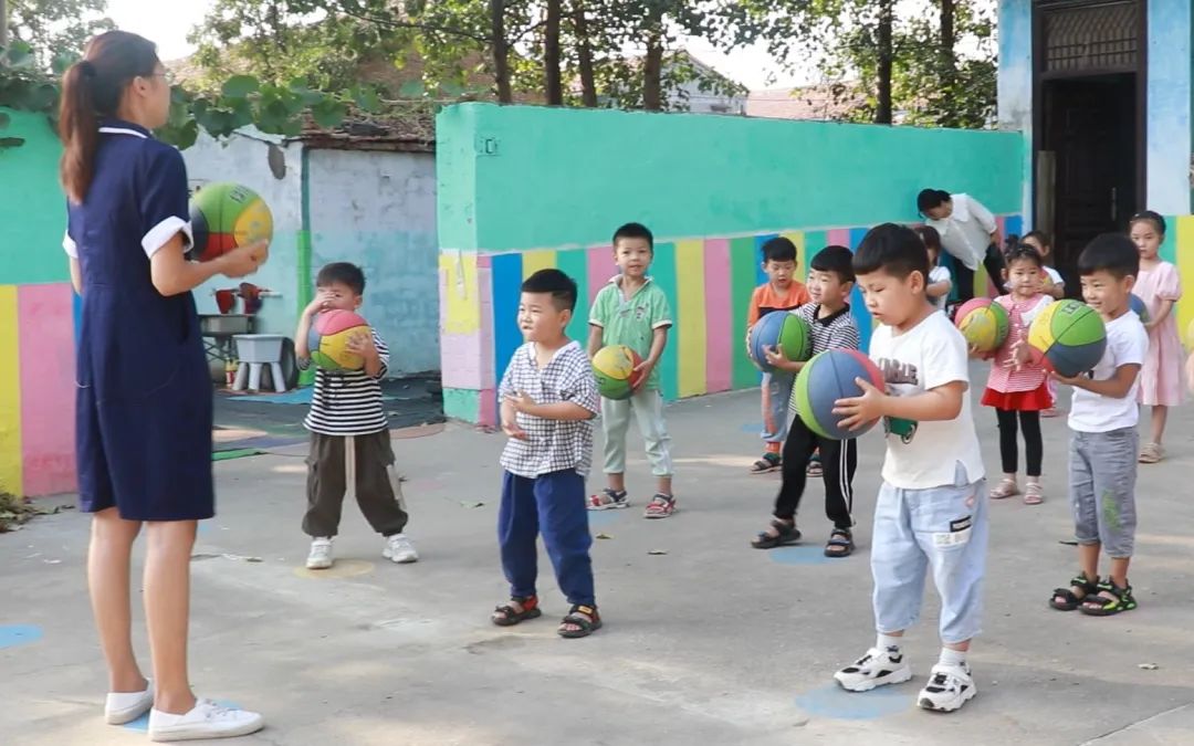 ▲幼儿园的小朋友在课外活动。新京报记者 王俊 摄