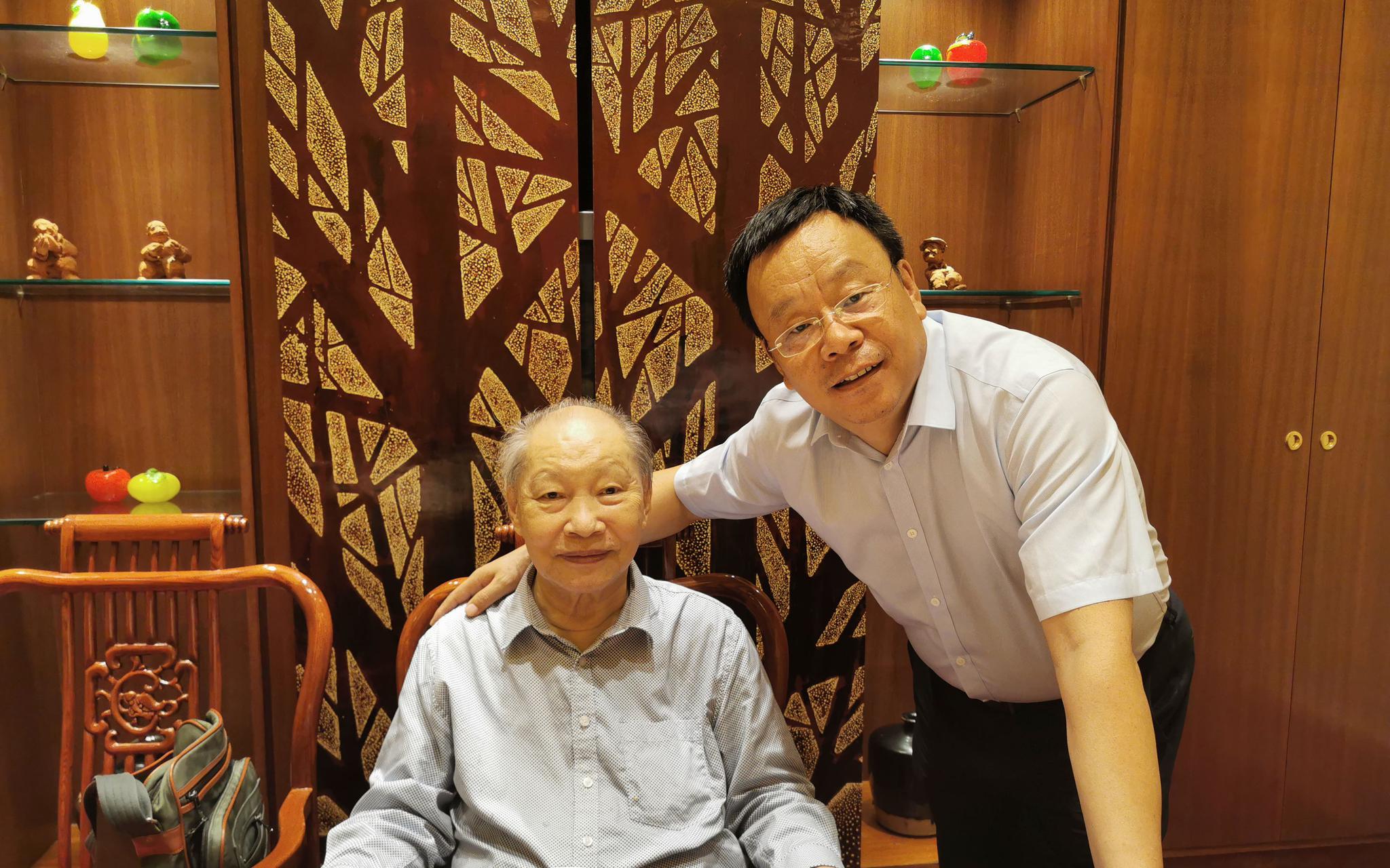  徐杰和自己的学生、中国政法大学副校长时建中合影。受访者供图
