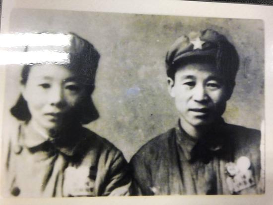 刘文治(左一)