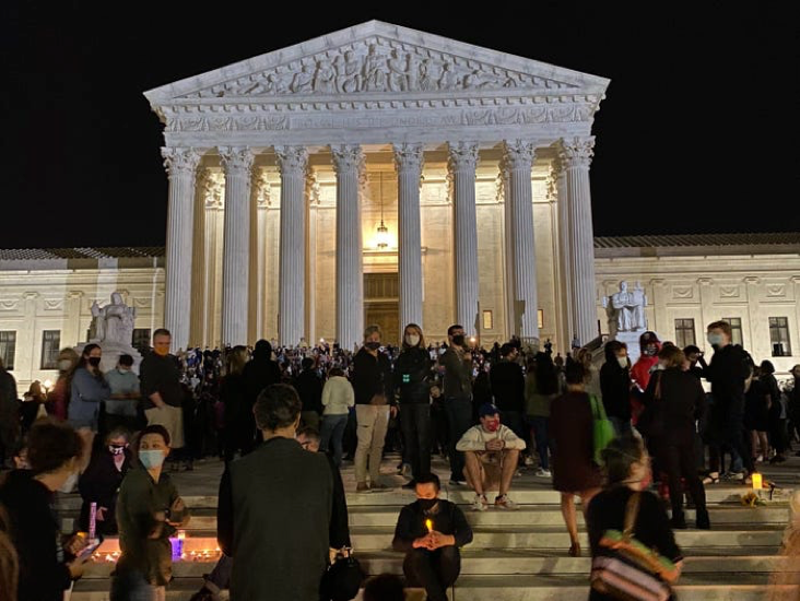 美国民众在最高法院门前纪念金斯伯格。图源：外媒