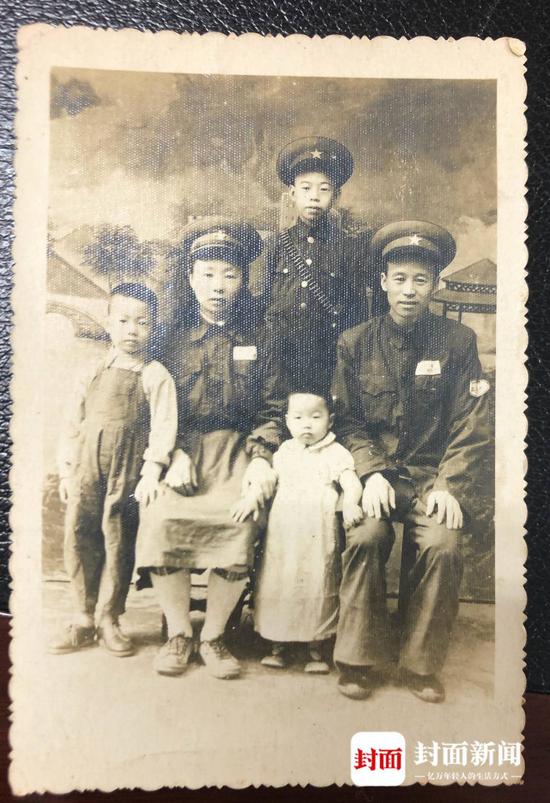 刘文治（左二）与家人