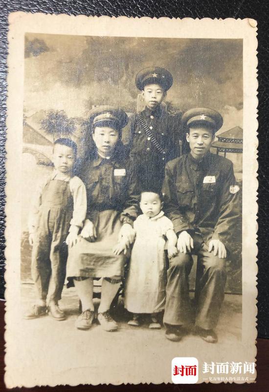 刘文治(左二)与家人