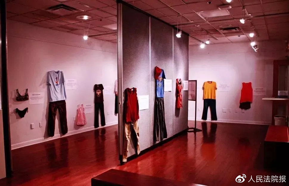 “What were you wearing?”展览。图片来源网络