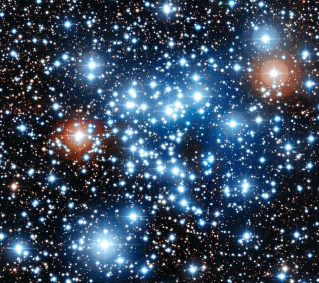 各种大小、颜色和质量的恒星(包括许多明亮的蓝色恒星),其质量是太阳的数十倍甚至数百倍。
