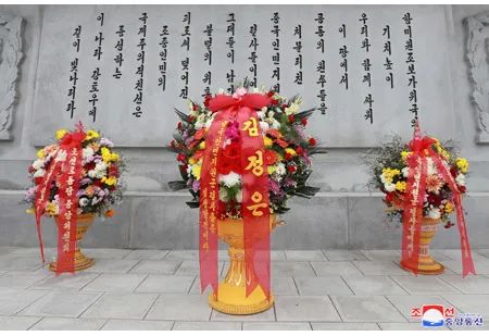 朝鲜人民军仪仗队在友谊塔整齐列队。中朝两国国歌奏响。