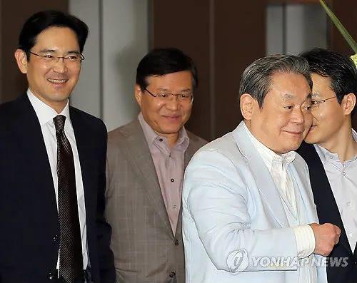 李健熙(左三)与其子李在镕(左一)。来源:韩联社