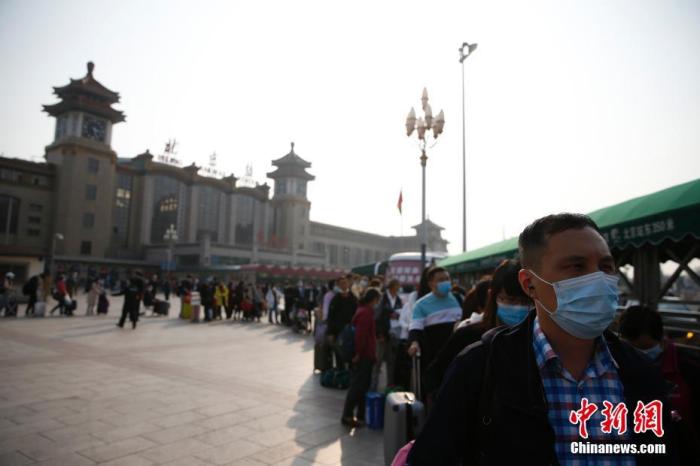  10月7日，旅客走过北京火车站广场。中秋国庆假期即将结束，北京站客流渐增。 中新社记者 蒋启明 摄