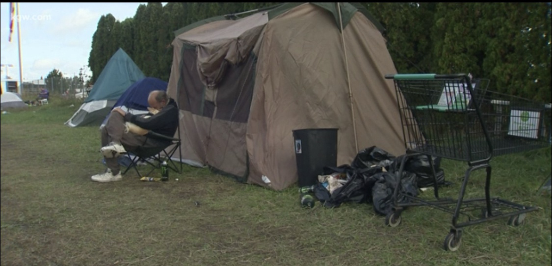 △托尼·马西斯与他的狗住在帐篷中 （图片来源：美国全国广播公司KGW8频道）