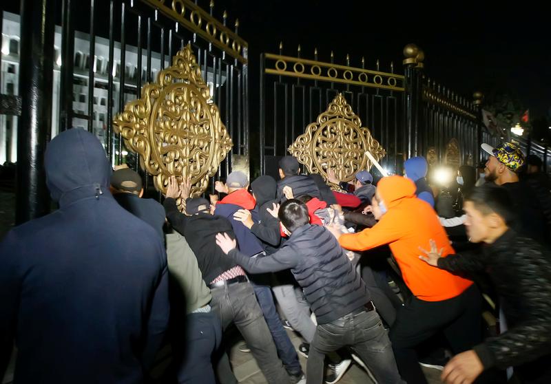 示威者5日晚强行闯入吉尔吉斯斯坦议会大楼 图自：社交媒体