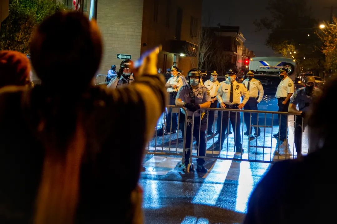 10月26日，在美国费城，示威者与警察对峙。新华社/美联