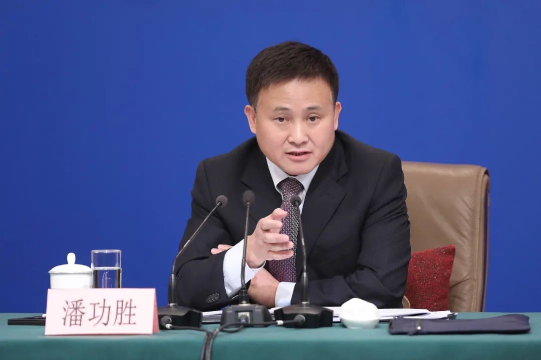 潘功胜 图片来源:视觉中国