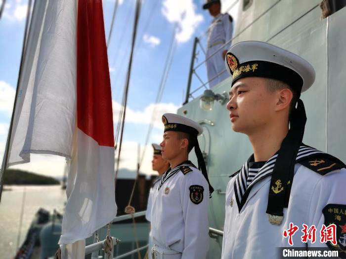 10月14日,海军第35批护航编队太原舰缓缓驶抵浙江舟山某军港码头时,官兵在甲板列队站坡。 江山 摄