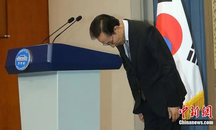 当地时间2012年7月24日,时任韩国总统李明博就兄长和亲信腐败行为向公众致歉。图片来源:CFP视觉中国