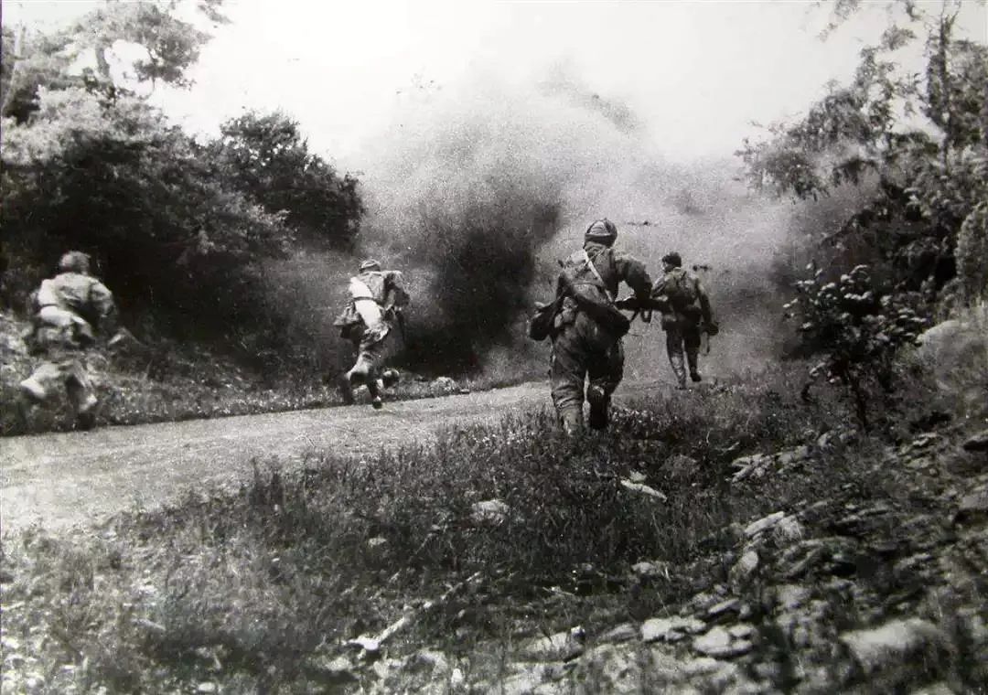 1950年11月2日,中国人民志愿军第39军一部攻克云山,重创美骑兵第一师,给恃强冒进的美军和南朝鲜军以迎头打击。图为战士们向敌阵地冲锋。