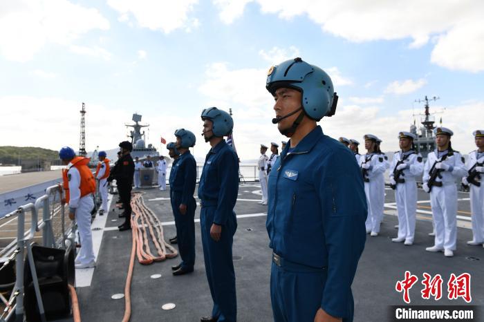 10月14日,海军第35批护航编队太原舰缓缓驶抵浙江舟山某军港码头时,直升机飞行员在甲板列队站坡。 江山 摄