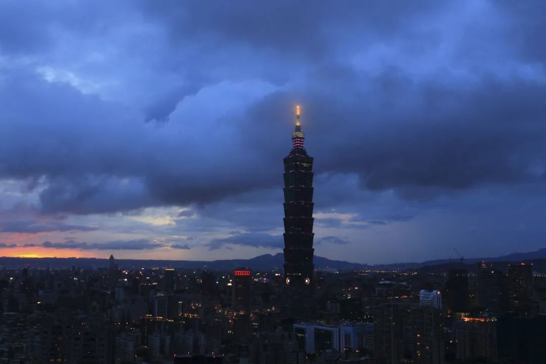 ▲资料图片：2011年8月28日，台北地标101大楼被云雾笼罩（新华社）