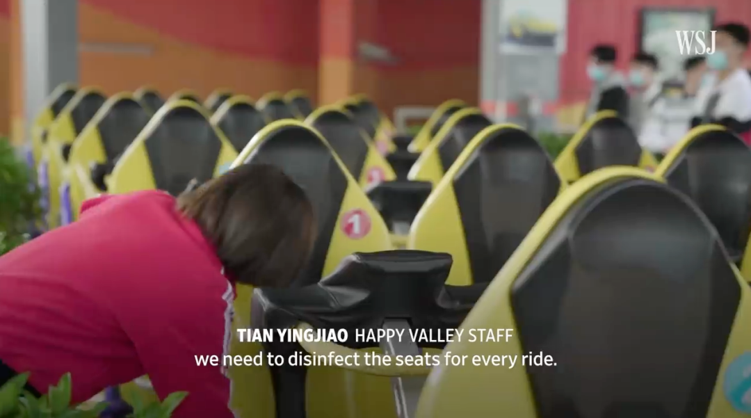 ▲工作人员在游客乘坐每一趟过山车前对座椅进行消杀，《华尔街日报》报道截图。