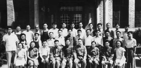 1951年近代物理研究所全体人员。前排左起：胡文琦、肖振熹、邓稼先、彭桓武 、赵忠尧、钱三强 、何泽慧、肖健、王素铭。