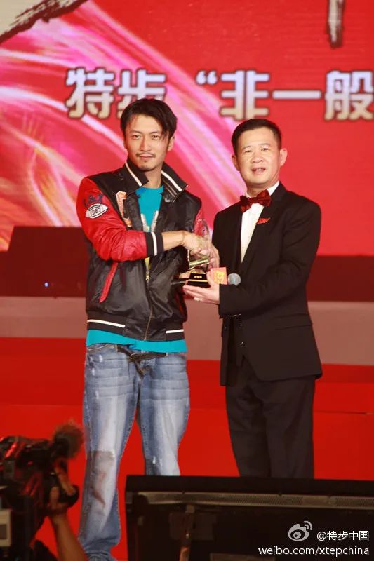 2012年,特步授予谢霆锋十周年特别贡献奖 图片来源:特步官方微博