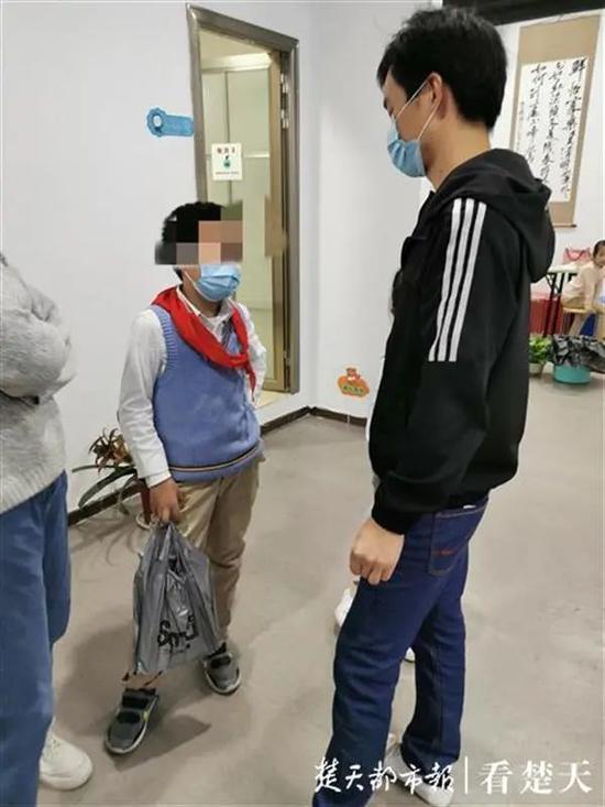 小山正向夏店长介绍情况