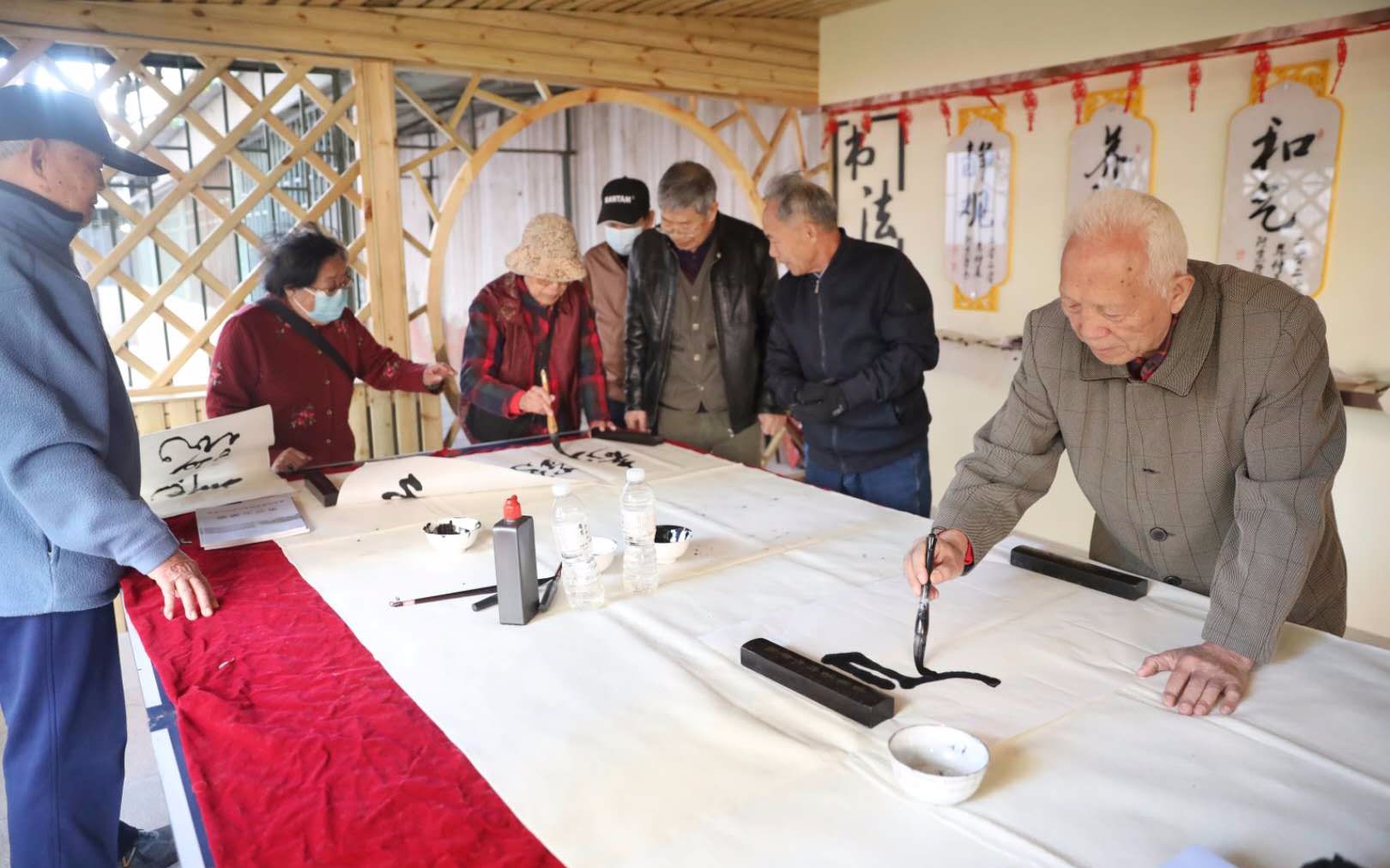 居民们在科韵长廊内进行书法交流。摄影/新京报记者 王飞
