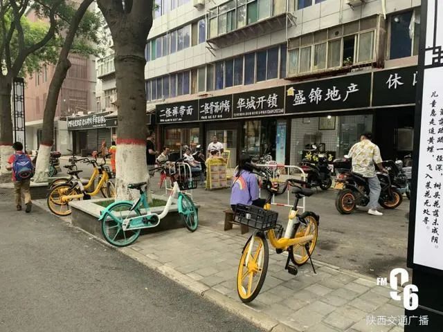 西安莲湖区黑白招牌 (图片来源:陕西交通广播)