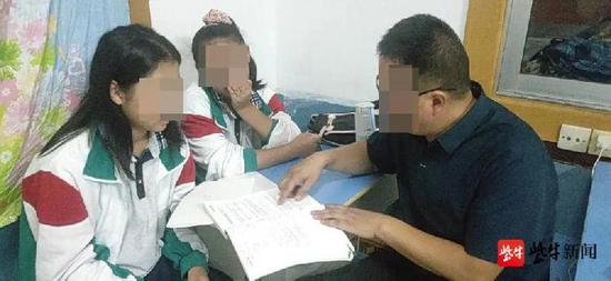在该代伙点,于娟(化名)每晚睡觉前还有个“小课堂”