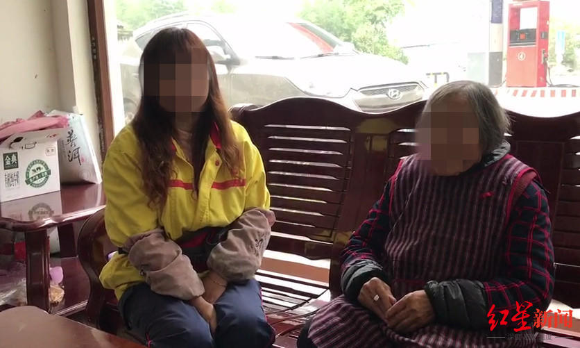 ↑刘春秀婆婆以及三女儿接受采访