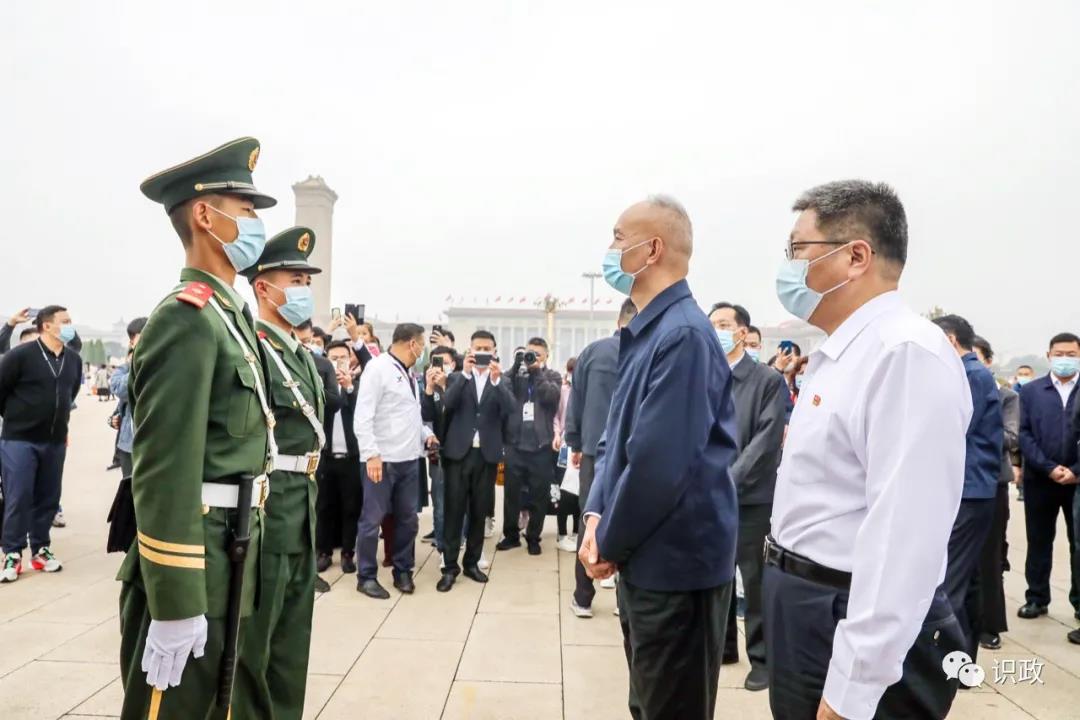 向武警战士道声辛苦
