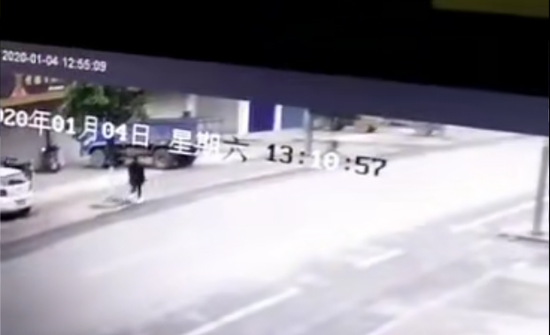 吴燕飞离开时的街头监控视频