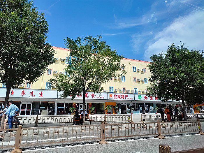 拍摄于2020年8月25日的北京西站附近店招 (图片来源:授权转载自微博用户@数字热DGHOT)