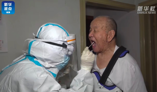 青岛提供的上门检测服务(新华社视频截图)