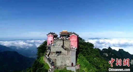 资料图:航拍游客游览武当山金顶。 彭涛 摄