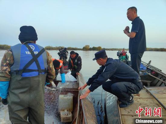 佳木斯边境管理支队民警对渔船进行安全检查。 李芮霖 摄