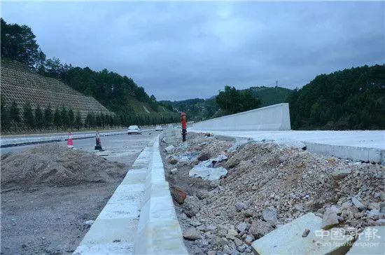 10月2日凯都大道部分路段依然在施工 图片来源:中国新报