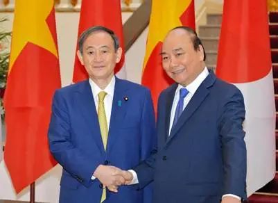菅义伟和阮春福(右)举行首脑会谈 图源:日媒
