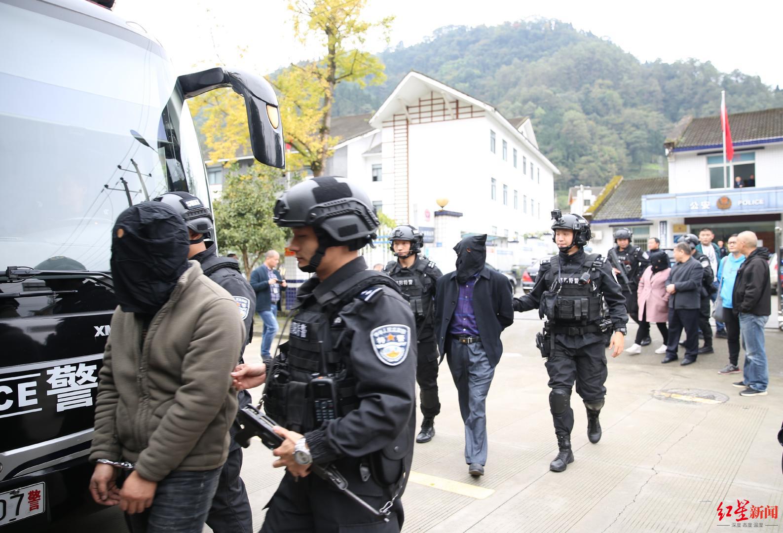 ↑警方抓捕李昌清团伙成员