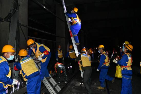 今夜凌晨,北京地铁1号线与八通线贯通运营工程正式进入实施阶段,工人们正在拆除线路上的各类设备。新京报记者 吴江 摄