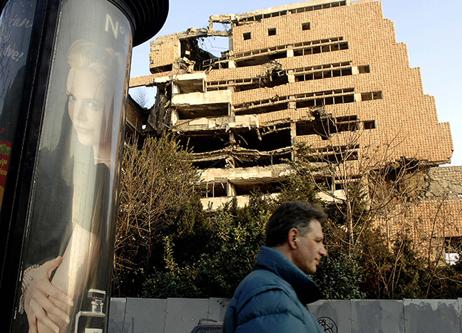 2008年2月19日,塞尔维亚贝尔格莱德市中心,一幢建筑在科索沃战争期间被空袭摧毁。图|新华社
