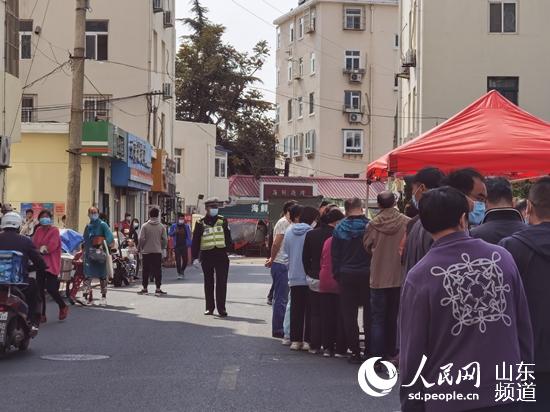 公安民警维护秩序。(摄影人民网刘颖婕)