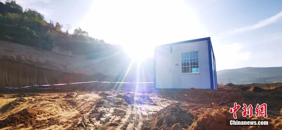 现场已安排民警24小时值守。 魏建军 摄
