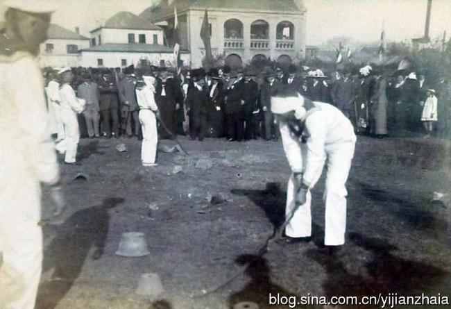 1912年德国海军士官在汉口用木棍打高尔夫