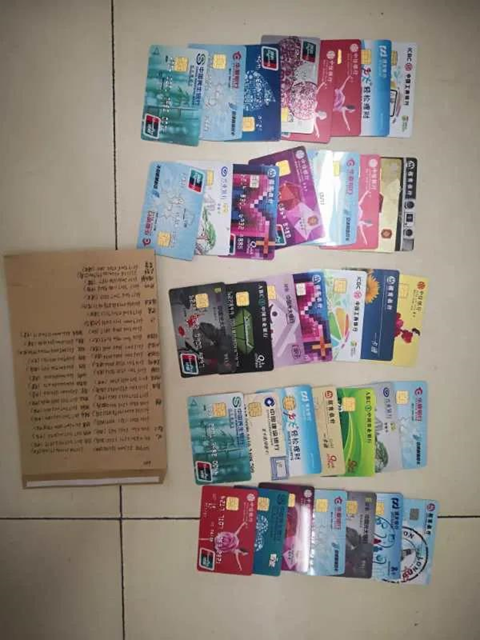 图:办案人员查获的涉案银行卡、印章、U盘等物品。