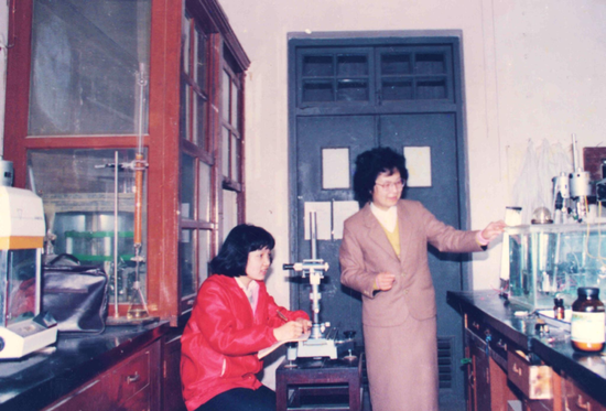 图|1988 年,张俐娜在实验室指导学生做实验
