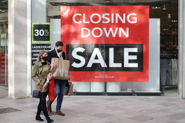 10月23日，英国卡迪夫一家商店停业前进行清仓甩卖。（法新社）